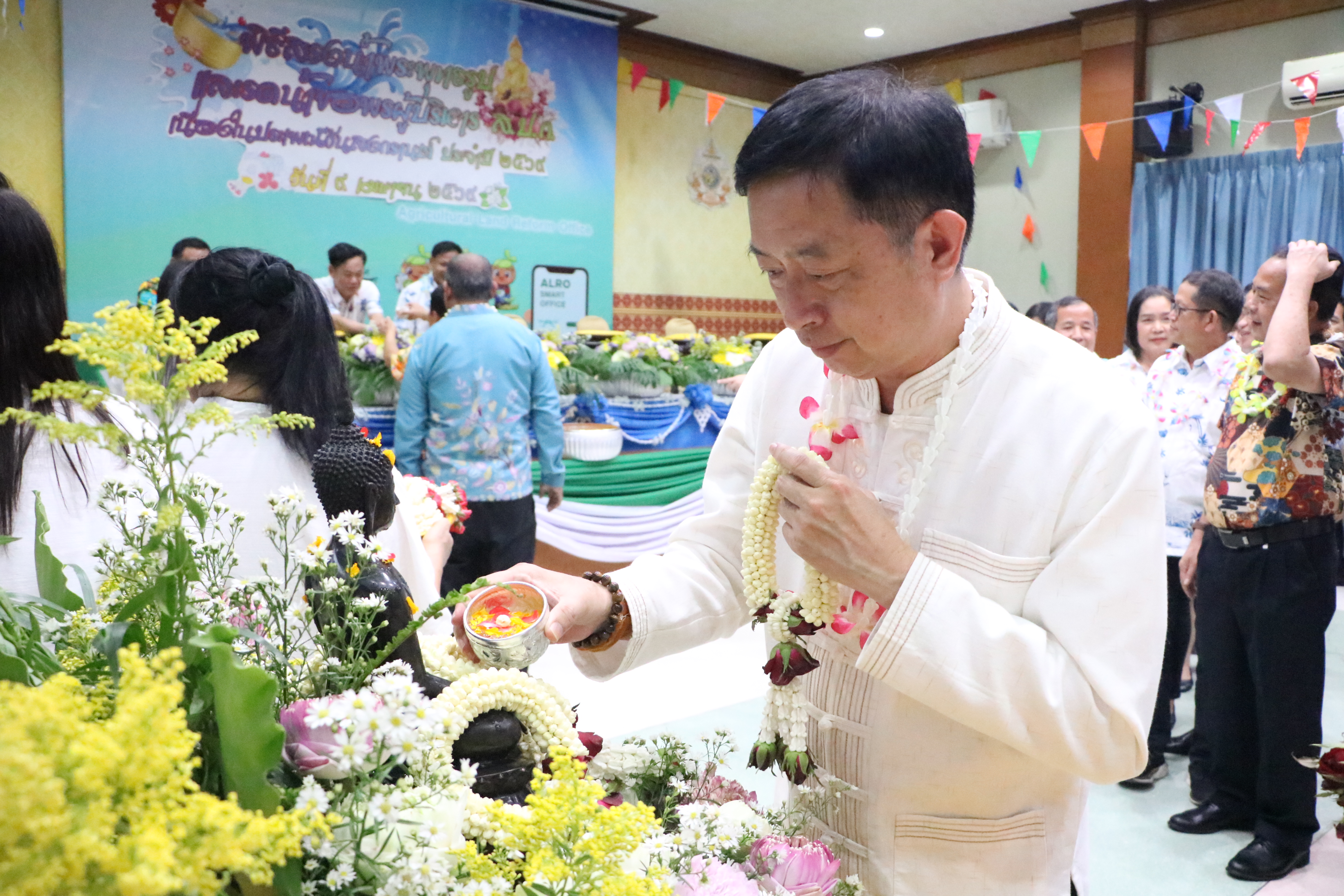 title - ชุ่มฉ่ำ! ชาว ส.ป.ก. ร่วมสรงน้ำพระพุทธรูป และรดน้ำขอพรผู้บริหาร เนื่องในประเพณีวันสงกรานต์ ประจำปี 2569 บรรยากาศเต็มไปด้วยความชื่นมื่นชุ่มฉ่ำ